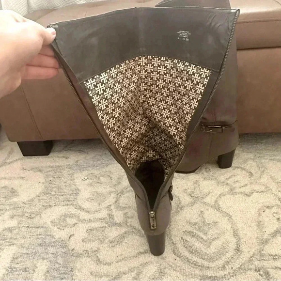 Tory Burch Jenna Zip Back knee-high boots Grey/Taupe Pebbled Leather Size 8 EUC - Picture 5 of 16